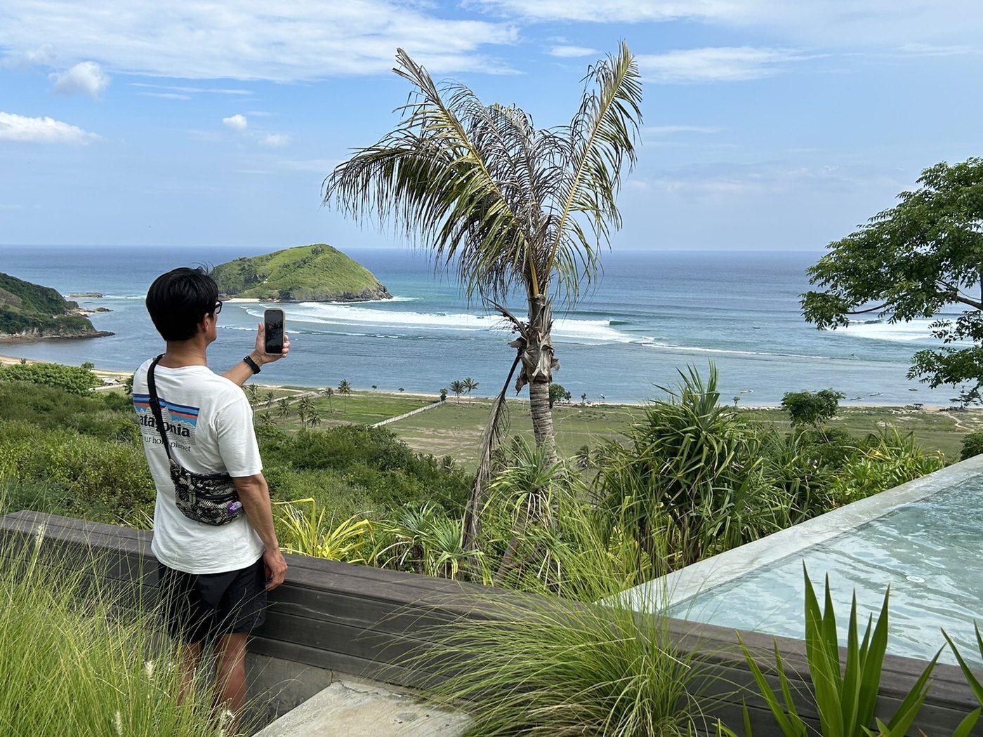 海を望む高台に立つ ISOLABLEU 代表