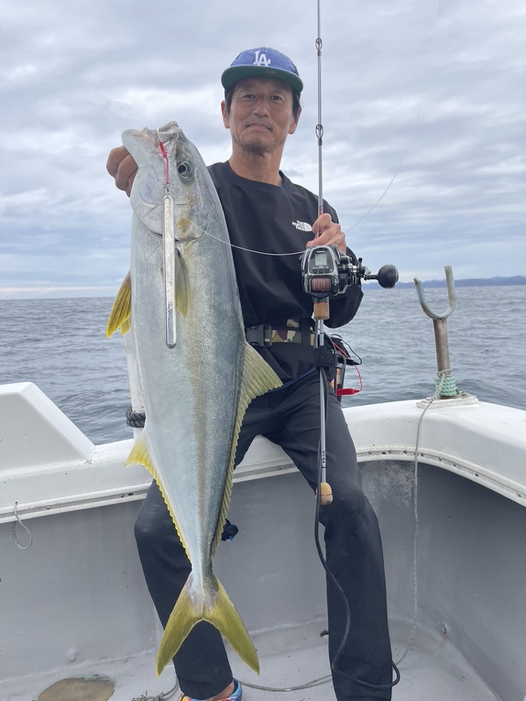 A pelagic gamefish on deck, still holding a blue ISAJIG