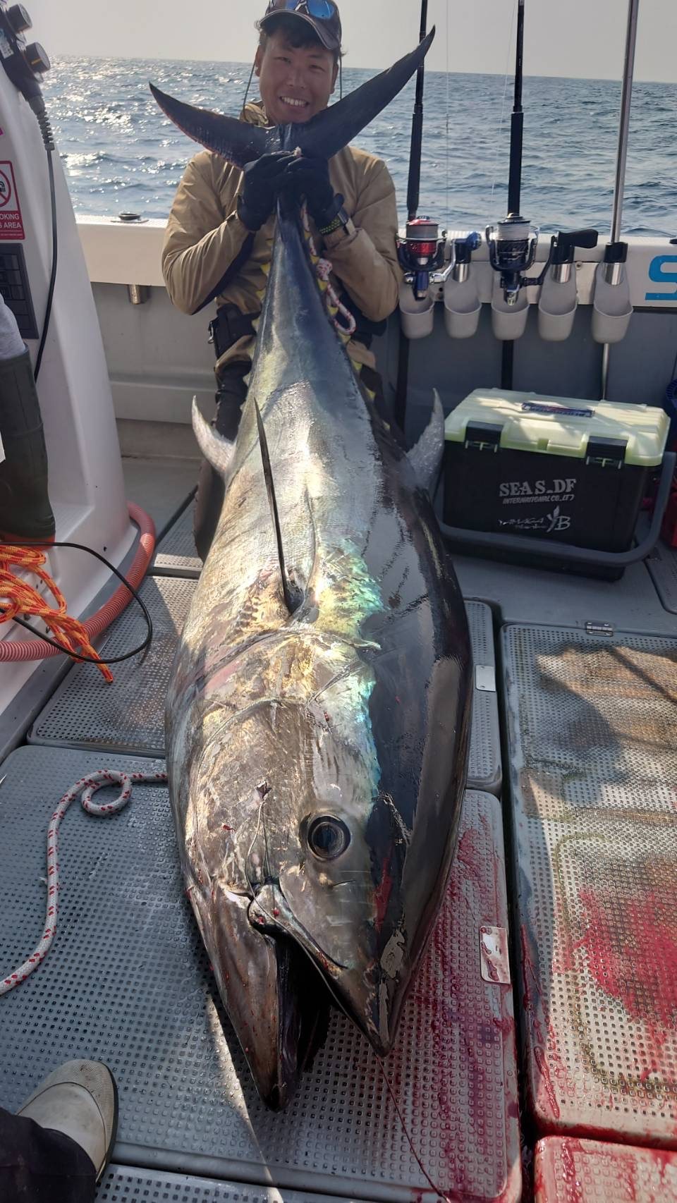 大型クロマグロと長田晃輔