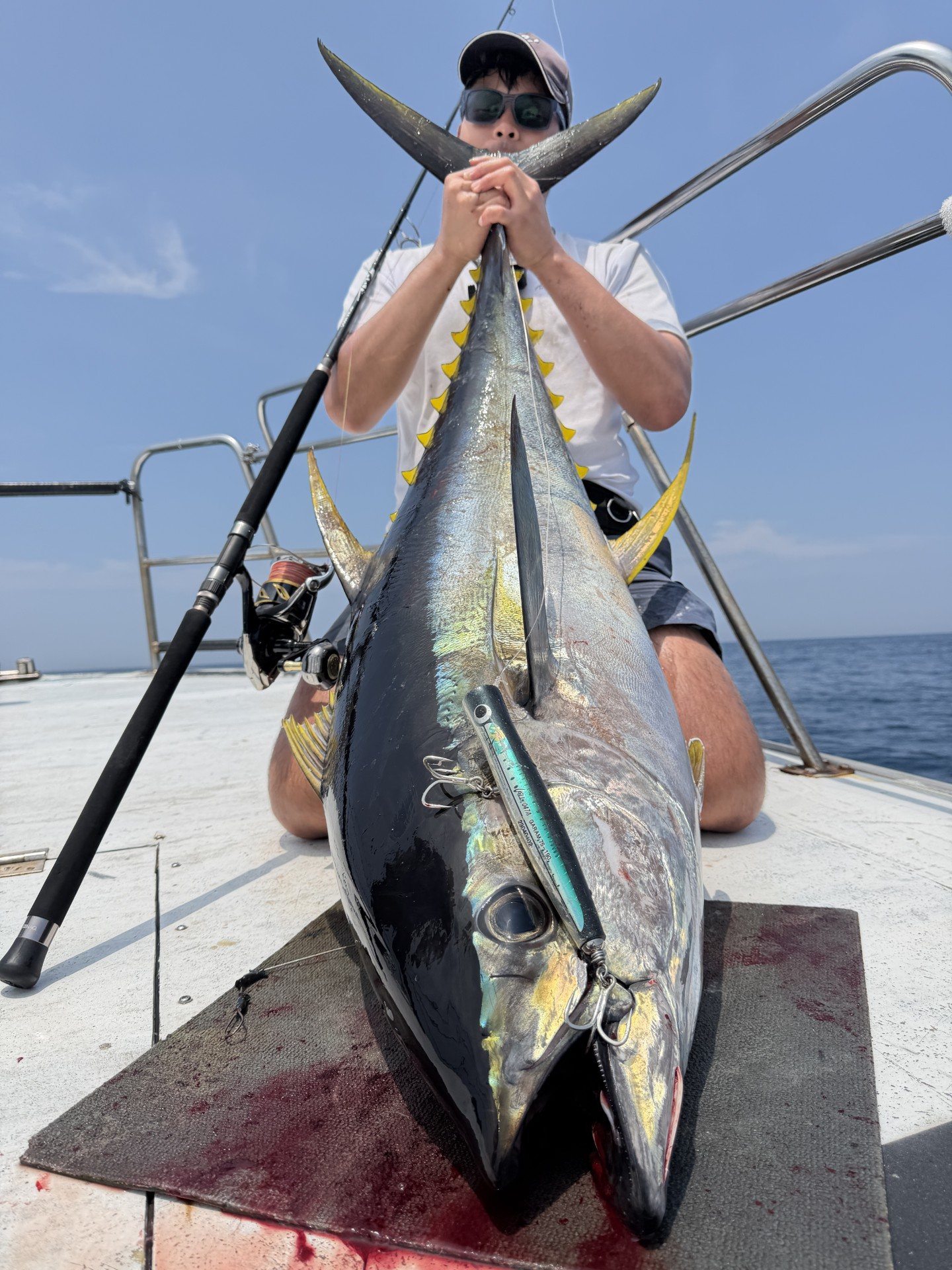 キハダマグロを立てて構える長田晃輔