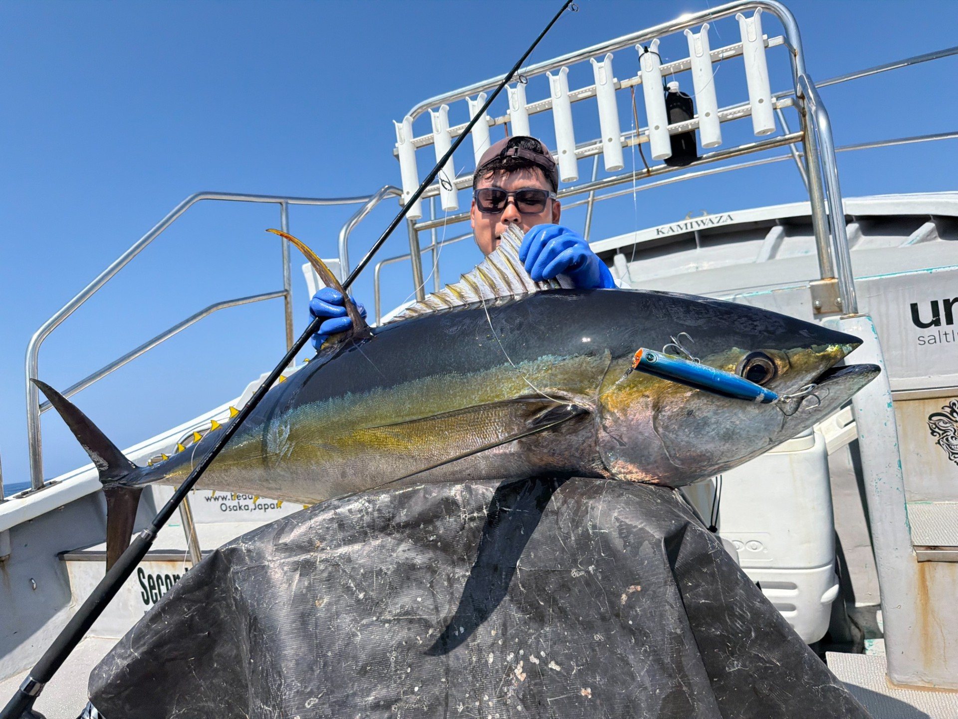 キハダマグロを抱え上げる長田晃輔