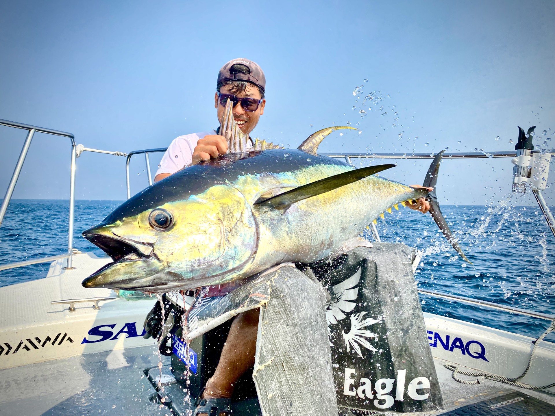 船べりでキハダマグロを抜き上げる瞬間