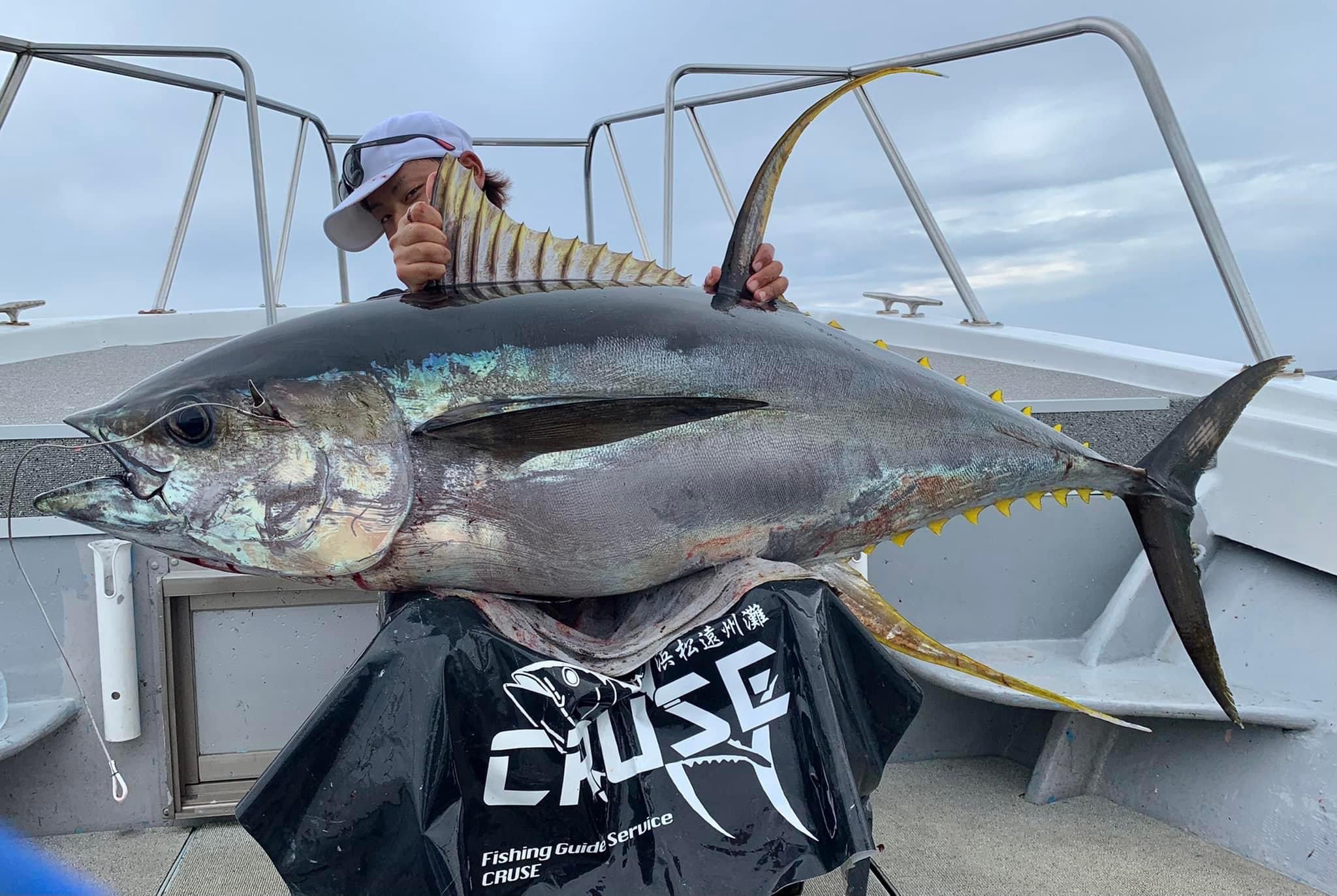 大型キハダマグロを両手で支える根木辰吉