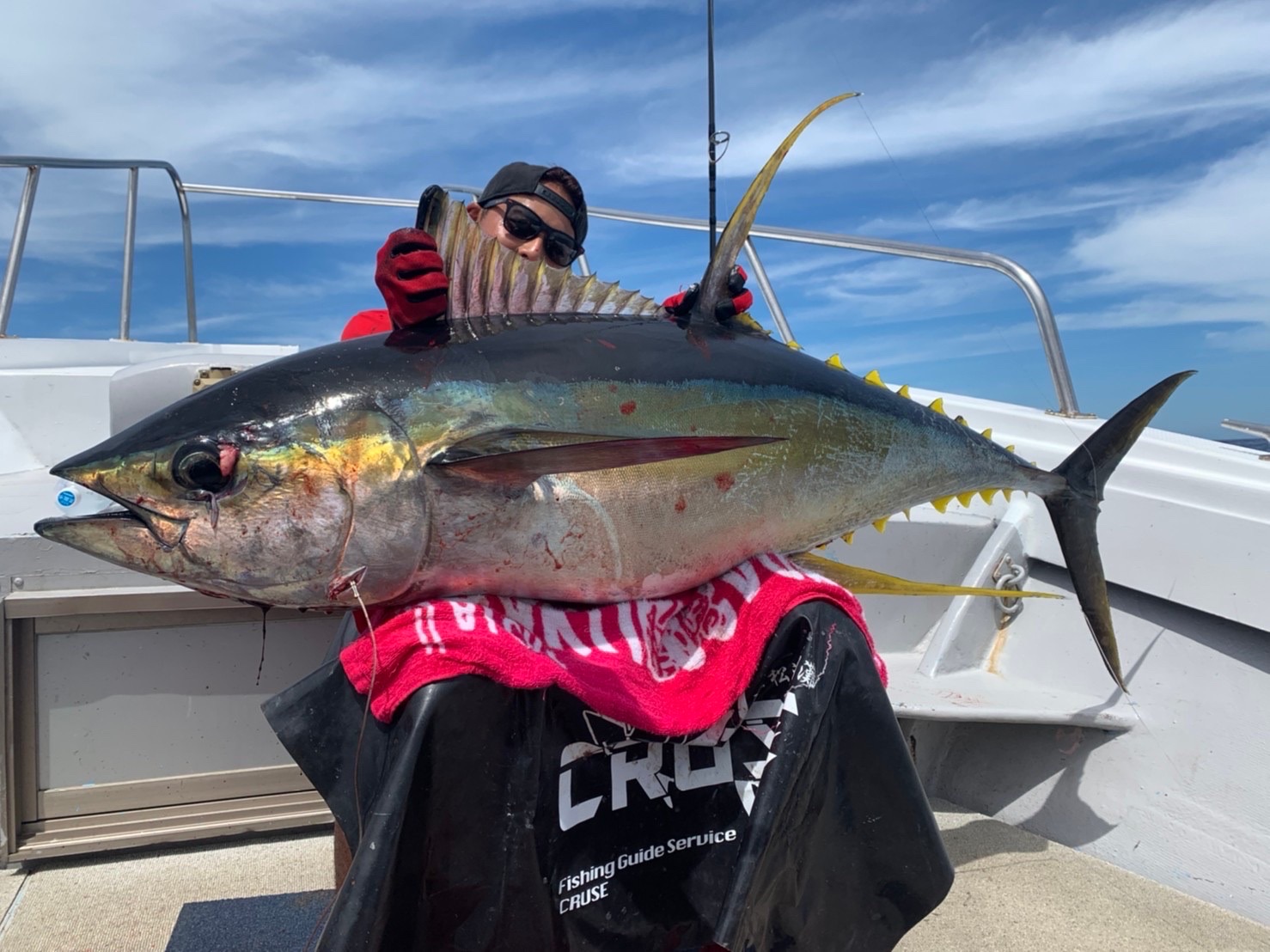 遠州灘での根木辰吉 - キハダマグロをキャッチした瞬間