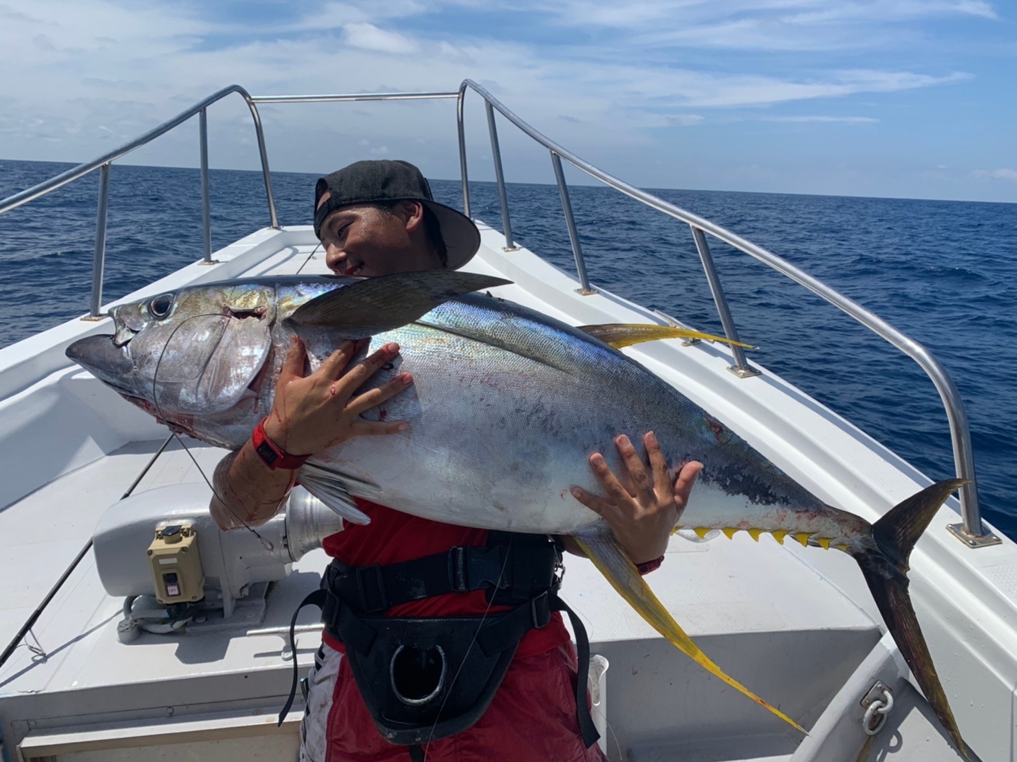 キハダマグロを笑顔でハグする根木辰吉