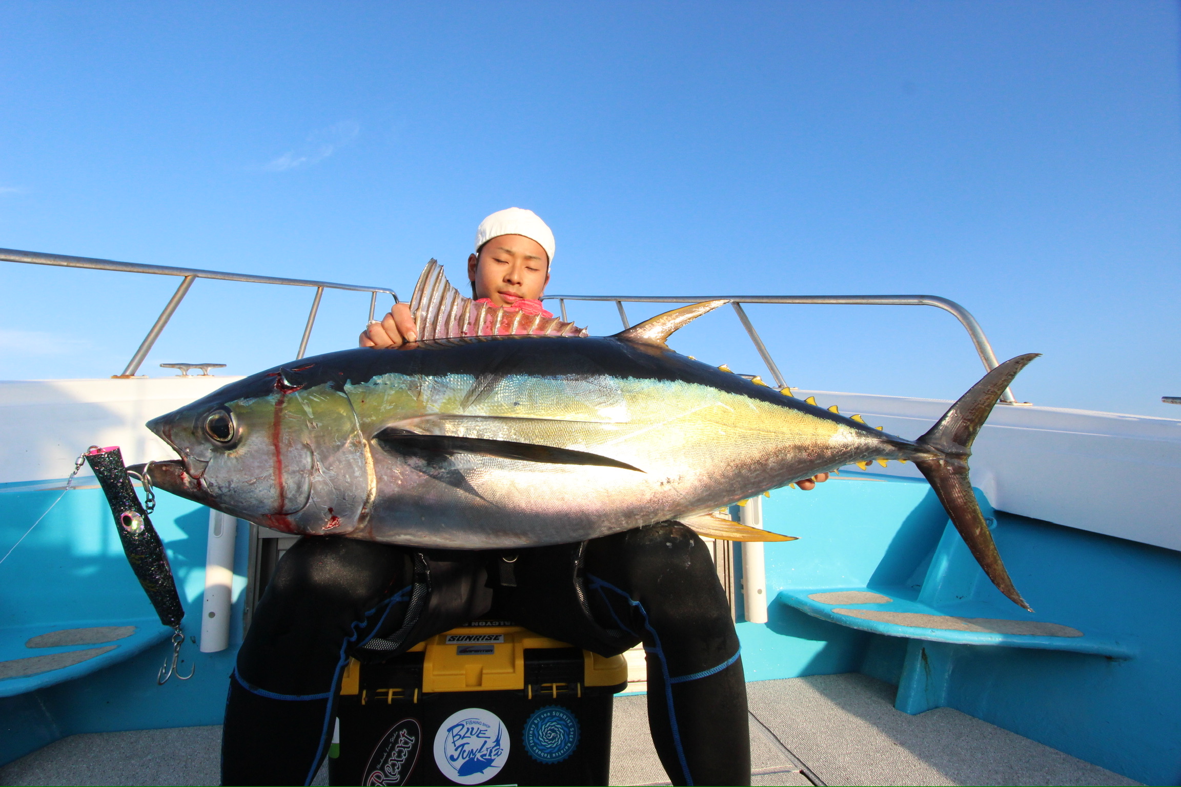 ウェットスーツでキハダマグロをキャッチした根木辰吉
