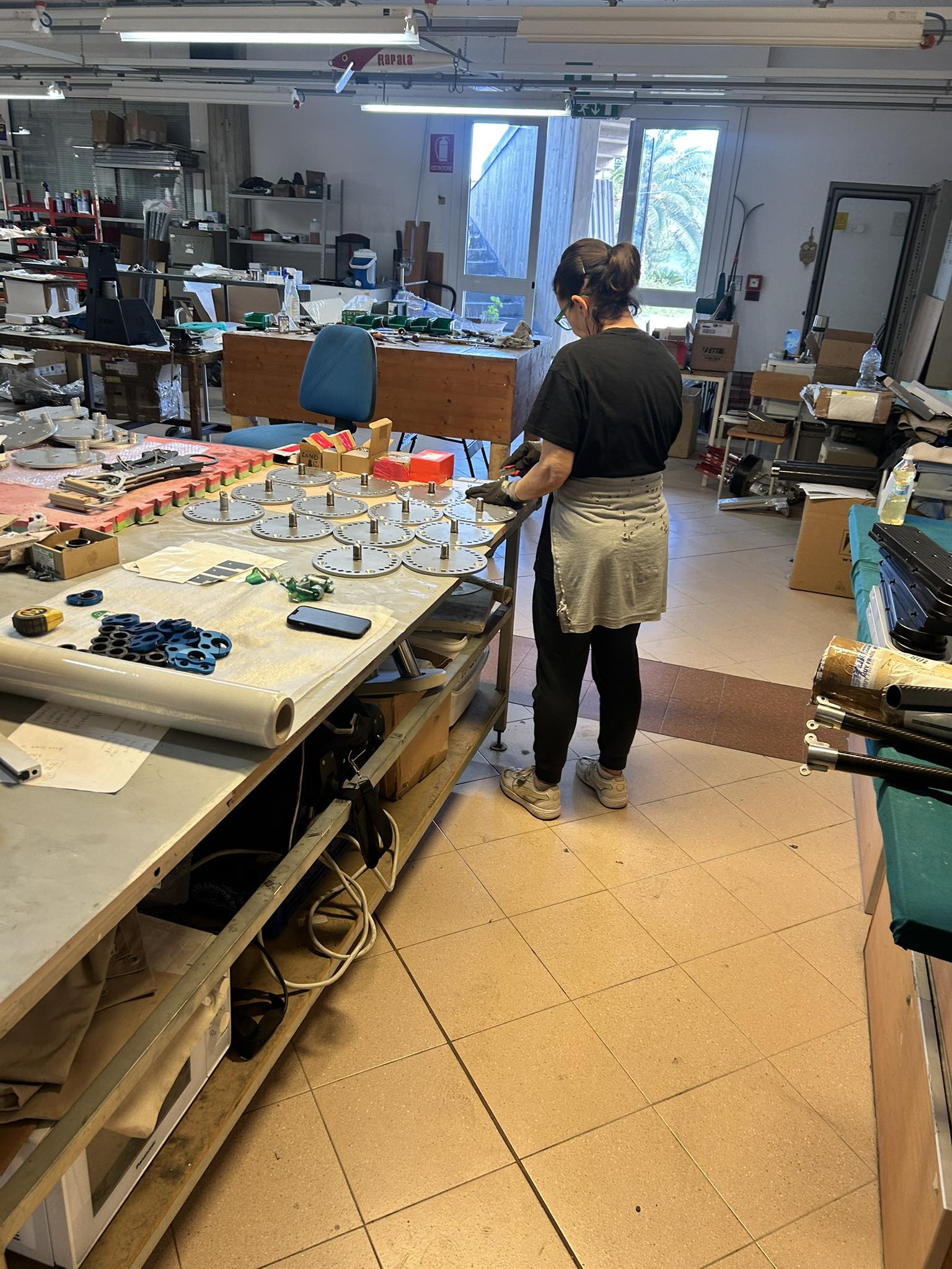A craftsman assembling a PRATIKO in the Marche workshop