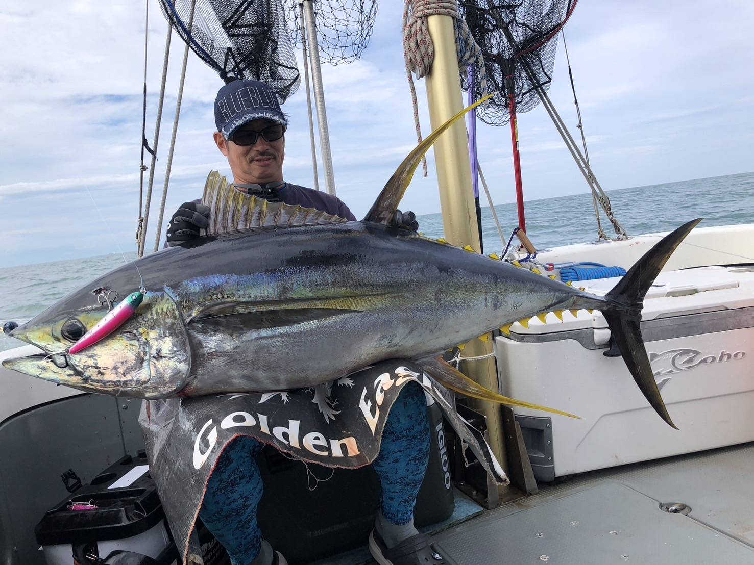 Makoto Kinoshita, inventor of YONEPLAG, with a large tuna